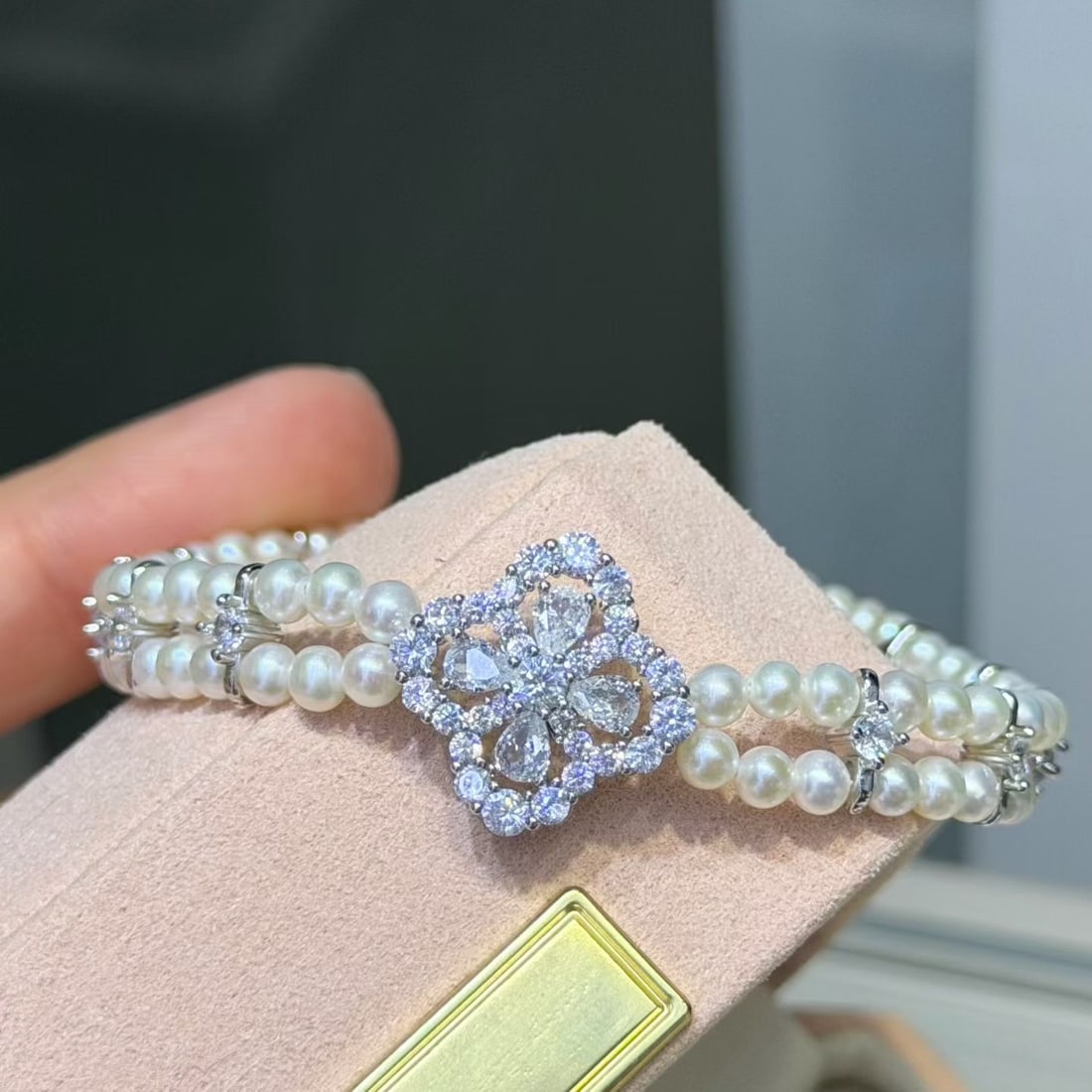 Double-row four-leaf clover pearl bracelet - 2