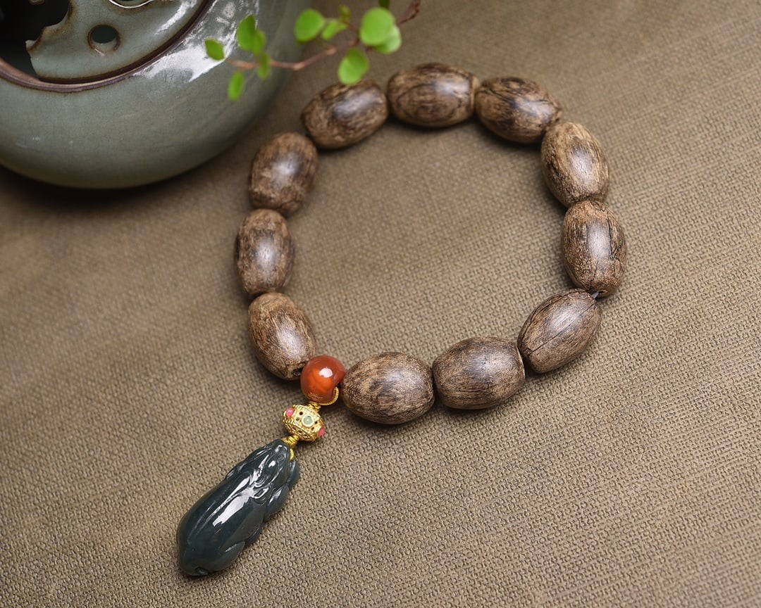 Agarwood, Southern Red Agate, and Jade Bead Bracelet - 4