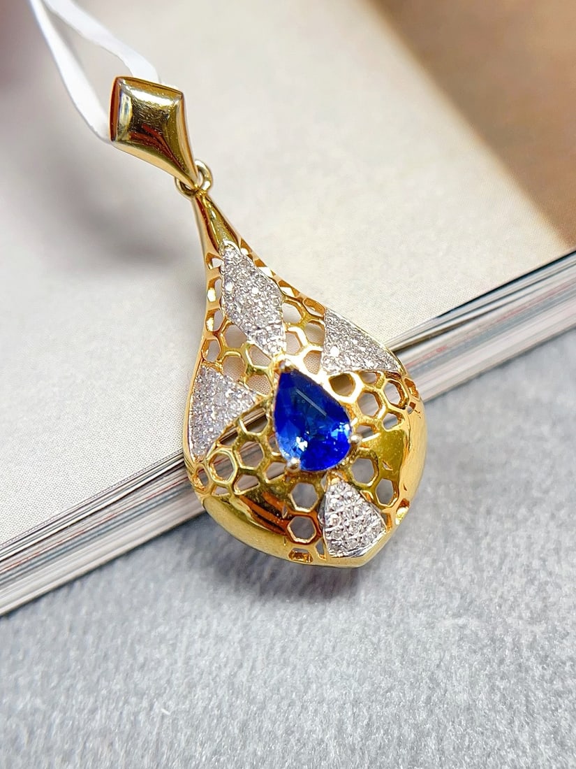 18K gold sapphire pendant: Title: 18K gold sapphire pendant Description: This pendant perfectly combines elegance with modern luxury. Made of exquisite 18K gold, the inlaid sapphire presents a royal blue color like glass,