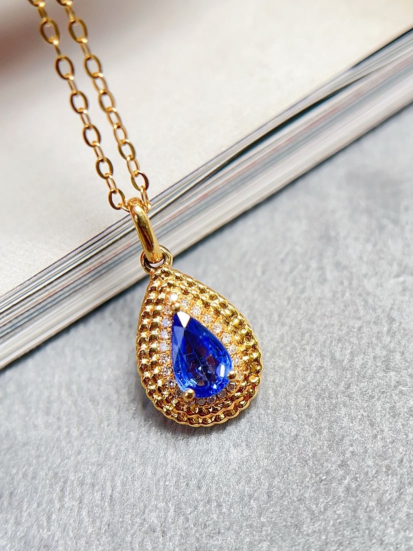 18K gold sapphire pendant: Title: 18K gold sapphire pendant Description: This sapphire pendant perfectly combines a light luxury vintage style. Made of exquisite 18K gold, the main stone is a glass-like cornflower blue