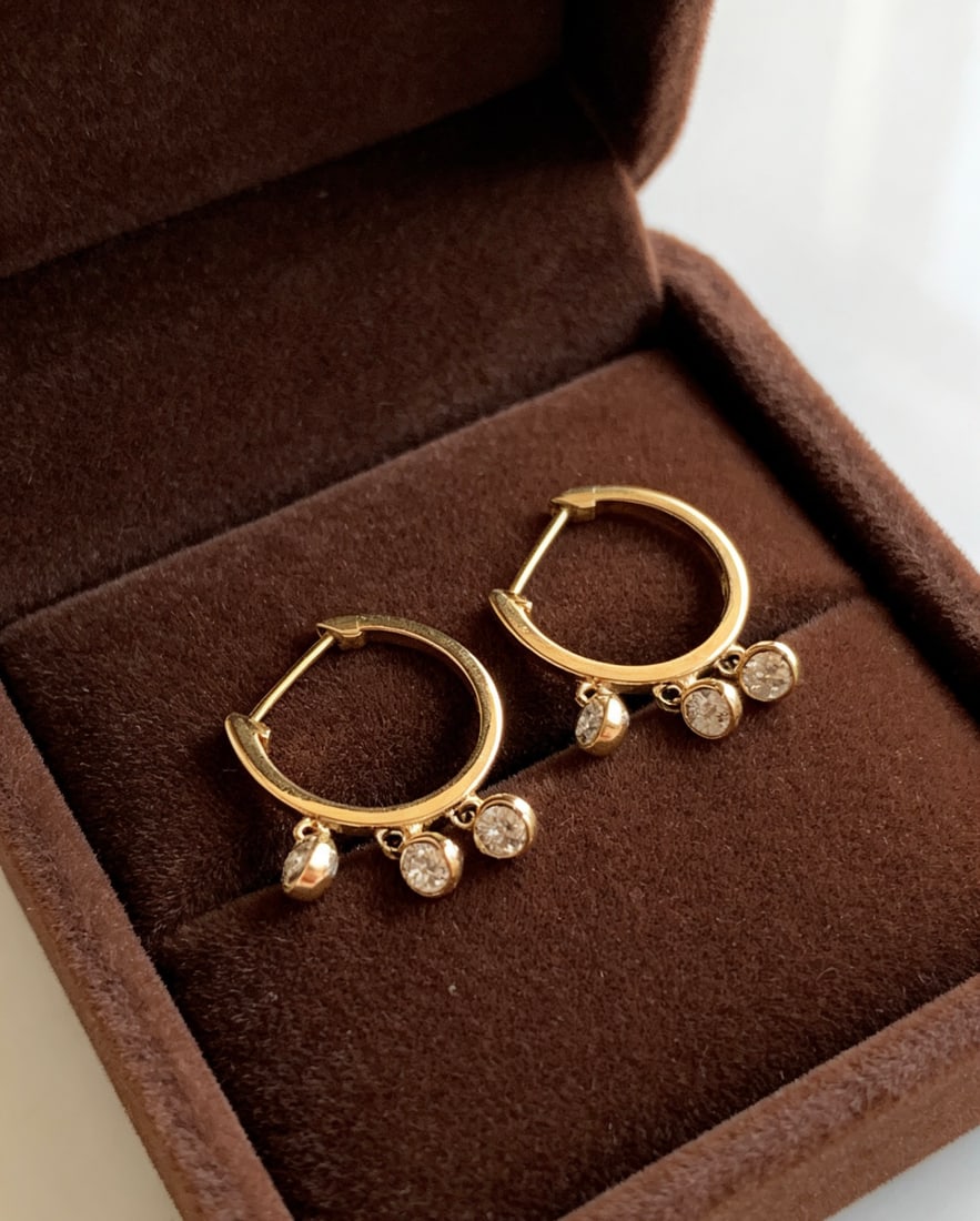 18K gold diamond earrings: Title: 18K gold diamond earrings Description: This tassel diamond earring is extremely beautiful, renowned for its understated yet exquisite design. The 18K gold setting perfectly complements the