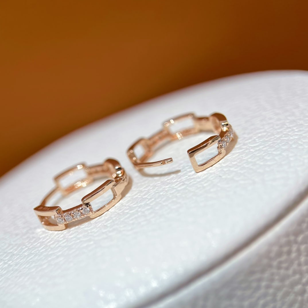 18K gold fashion earrings: Title: 18K gold fashion earrings Description: These 18K gold fashion earrings are designed for individuals who appreciate understated elegance with a touch of presence. Perfect for everyday wear,