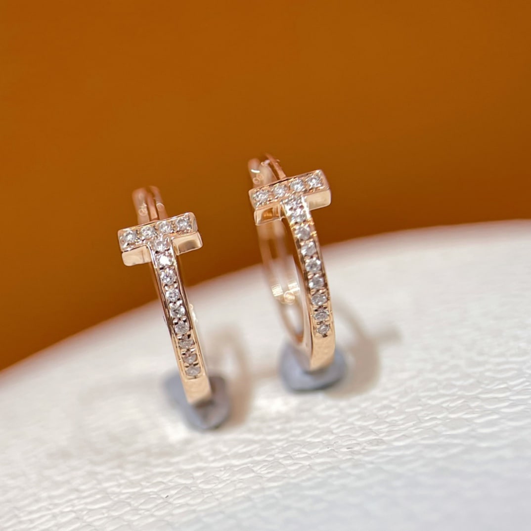Diamond earrings: Title: Diamond earrings Description: This diamond earring is an exquisite piece of craftsmanship, elegantly designed and versatile. The T-shaped design fits snugly on the earlobe, making it perfect