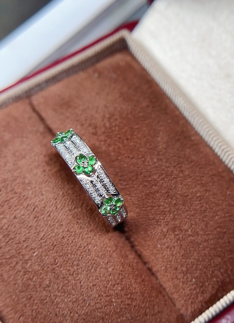 18K gold emerald ring: Title: 18K gold emerald ring Description: This ring captures the essence of understated luxury with its fresh and vibrant green hue. The elegant four-leaf clover design adds a touch of