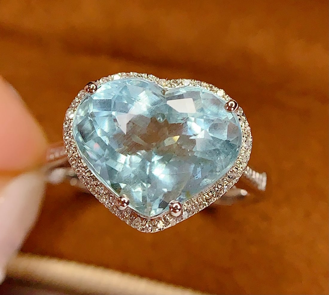 18K Gold Natural Aquamarine Ring: Title: 18K Gold Natural Aquamarine Ring Description: This 18K gold natural aquamarine ring is a masterpiece that combines elegance and delicacy perfectly. The natural aquamarine weighs 5.16 carats