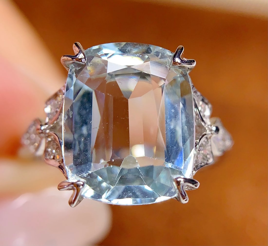 18K Gold Natural Aquamarine Ring: Title: 18K Gold Natural Aquamarine Ring Description: This 18K gold natural aquamarine ring captures the beauty of the sea with its 6.6-carat aquamarine. The deep blue hue of the aquamarine perfectly