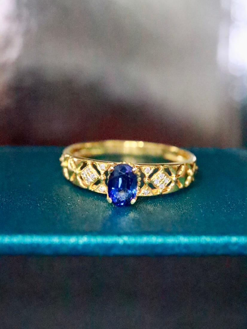 18K Gold Natural Sapphire Ring: Title: 18K Gold Natural Sapphire Ring Description: This 18K gold sapphire ring captures eternal elegance with its exquisite design inspired by the famous Buccellati craftsmanship. The rich color of