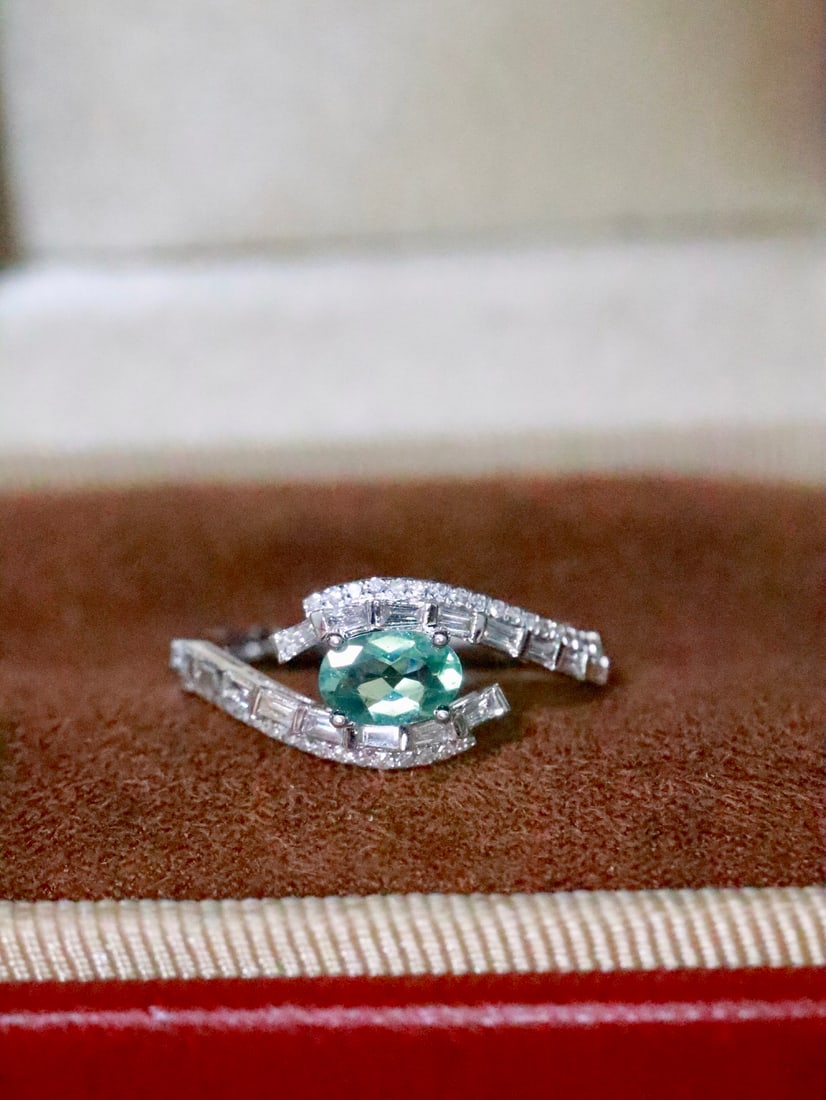 18K Gold Paraiba Tourmaline Ring: Title: 18K Gold Paraiba Tourmaline Ring Description: This 18K gold Paraiba ring stands out for its captivating design style and natural high beauty value. The main stone is dazzling, with a super