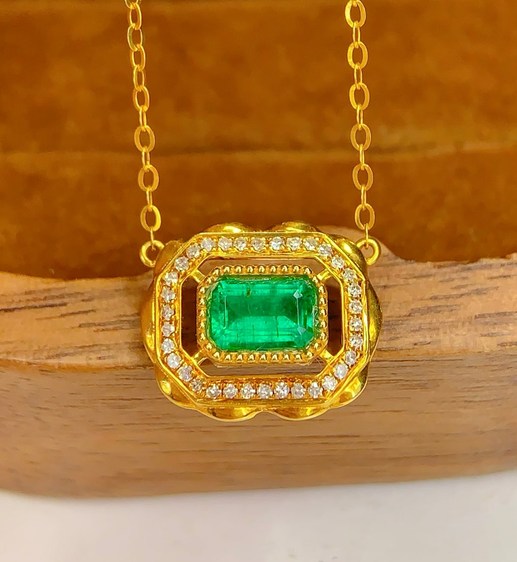 18K gold emerald necklace: Title: 18K gold emerald necklace Description: This 18K gold tourmaline ring is a symbol of timeless elegance and exquisite craftsmanship. The 1.548-carat tourmaline is the heart of this luxurious