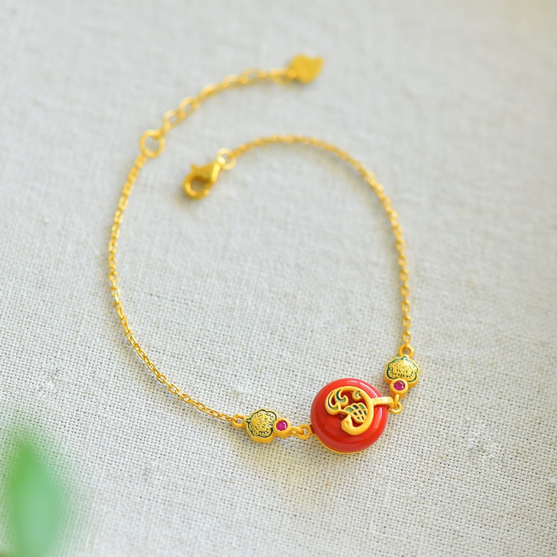 S925 silver inlaid with red cinnabar peacock safety buckle bracelet: Title: S925 silver inlaid with red cinnabar peacock safety buckle bracelet Description: This bracelet symbolizes prosperity and beauty, inspired by the magnificent sight of a peacock spreading its fea