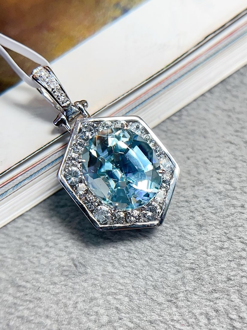 18K Gold Aquamarine Pendant: Title: 18K Gold Aquamarine Pendant Description: This pendant features a captivating aquamarine at its center, emitting a majestic and charming radiance. The clear blue of the aquamarine perfectly