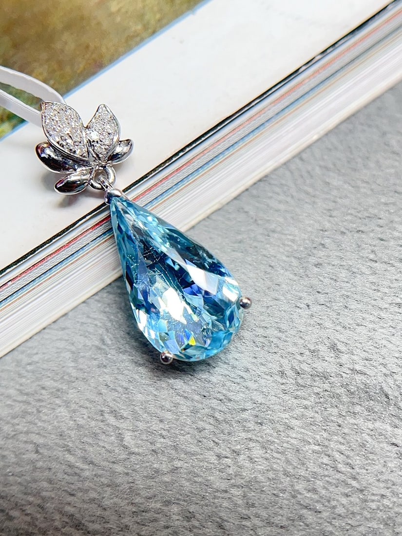 18K gold sea blue sapphire pendant: Title: 18K gold sea blue sapphire pendant Description: This pendant is renowned for its elegant design, showcasing a captivating sapphire that perfectly embodies exquisite beauty. The 18K gold base