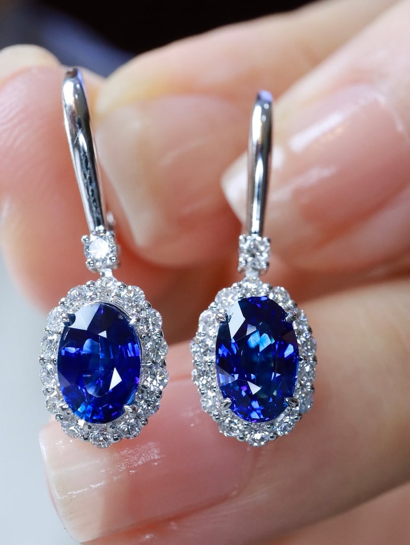 18K gold sapphire earrings: Title: 18K gold sapphire earrings Description: This 18K gold sapphire earring stud attracts attention with its royal blue hue and charming fire color. The glass-like clarity of the sapphire further
