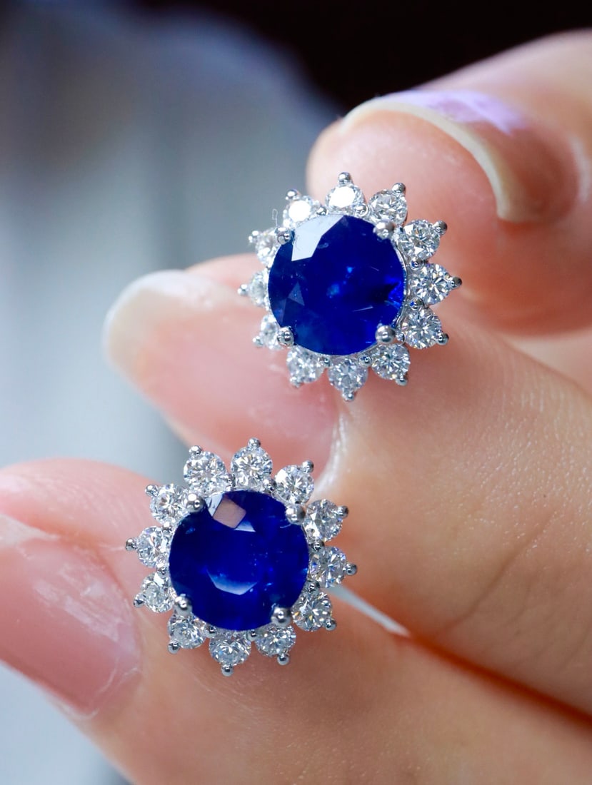 18K gold sapphire earrings: Title: 18K gold sapphire earrings Description: This 18K gold sapphire earring stud showcases the eternal charm of classic royal blue, perfectly interpreting elegance. The rare round matching