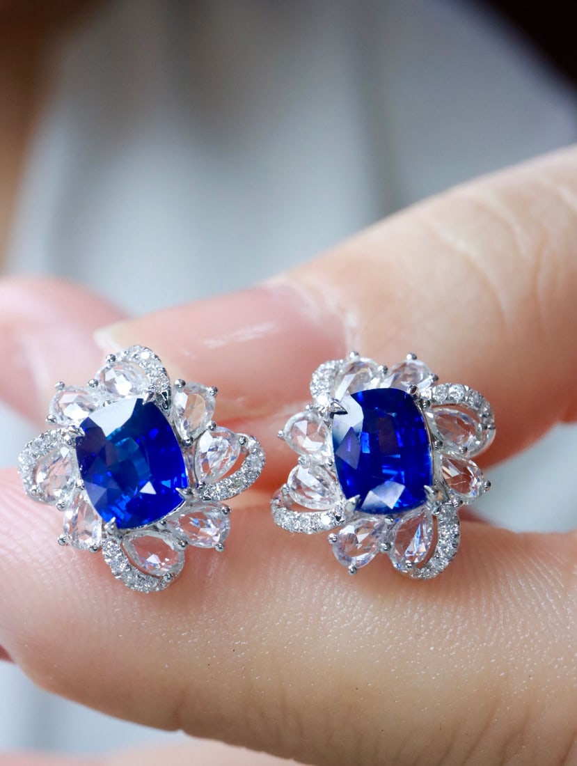 18K gold sapphire earrings: Title: 18K gold sapphire earrings Description: This 18K gold sapphire earring exudes an elegant and delicate vibe, making it the perfect choice to elevate your festive attire. The royal blue hue is