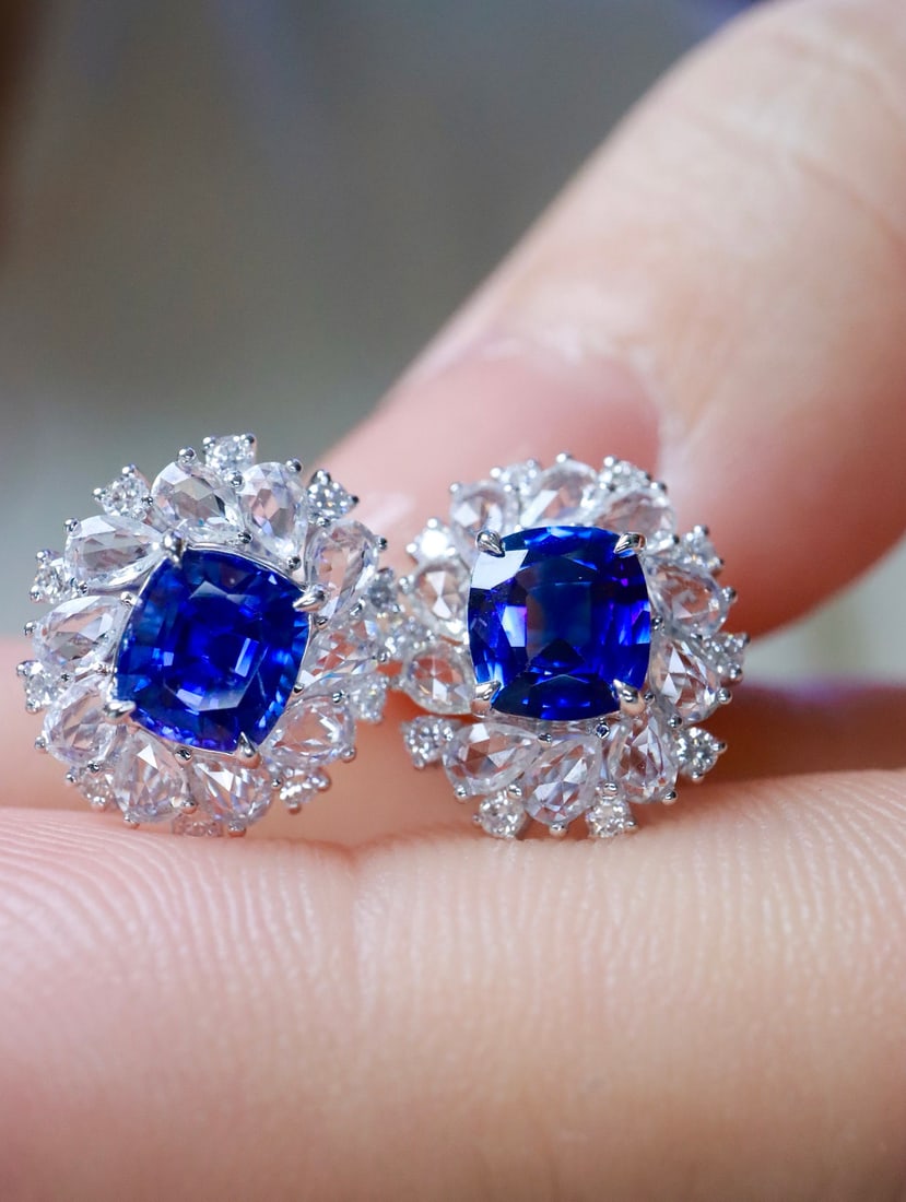 18K gold sapphire earrings: Title: 18K gold sapphire earrings Description: These earrings are made of 18K gold and set with captivating royal blue sapphires. The color of the sapphires is very beautiful, with bright and