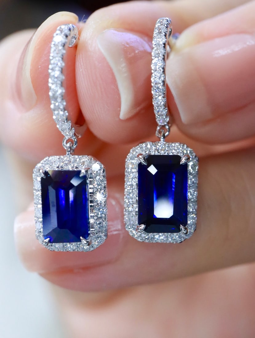 18K gold sapphire earrings: Title: 18K gold sapphire earrings Description: These earrings showcase the noble charm of royal sapphires, with the emerald cut further enhancing their exquisite color. The sapphires have a beautiful