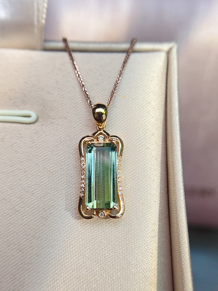 18K gold emerald pendant: Title: 18K gold emerald pendant Description: This 18K gold emerald pendant is an epitome of elegance and luxury, attracting everyone's attention with its stunning natural emerald and exquisite