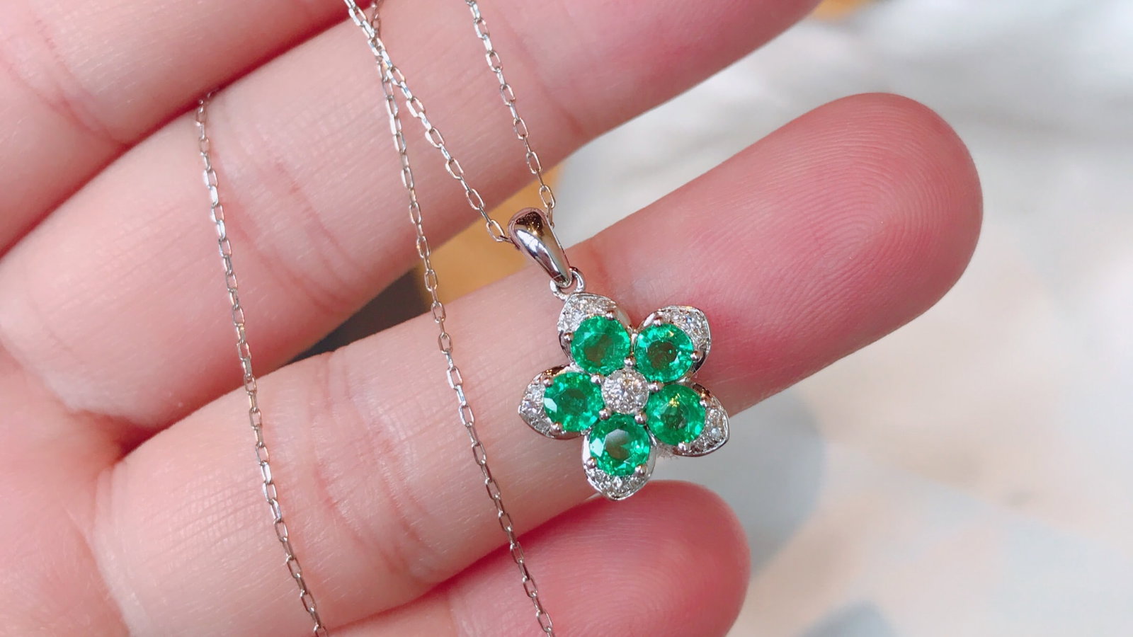 18K gold emerald pendant: Title: 18K gold emerald pendant Description: This pendant is made of luxurious 18K gold, showcasing exquisite texture that is both elegant and timeless. The natural emerald emits a rich green glow,