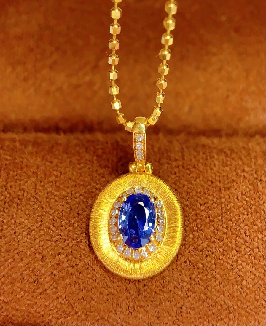 18K gold sapphire pendant: Title: 18K gold sapphire pendant Description: This pendant is a symbol of elegant and timeless charm, crafted in exquisite 18K gold, showcasing a vivid natural sapphire. Its outstanding design