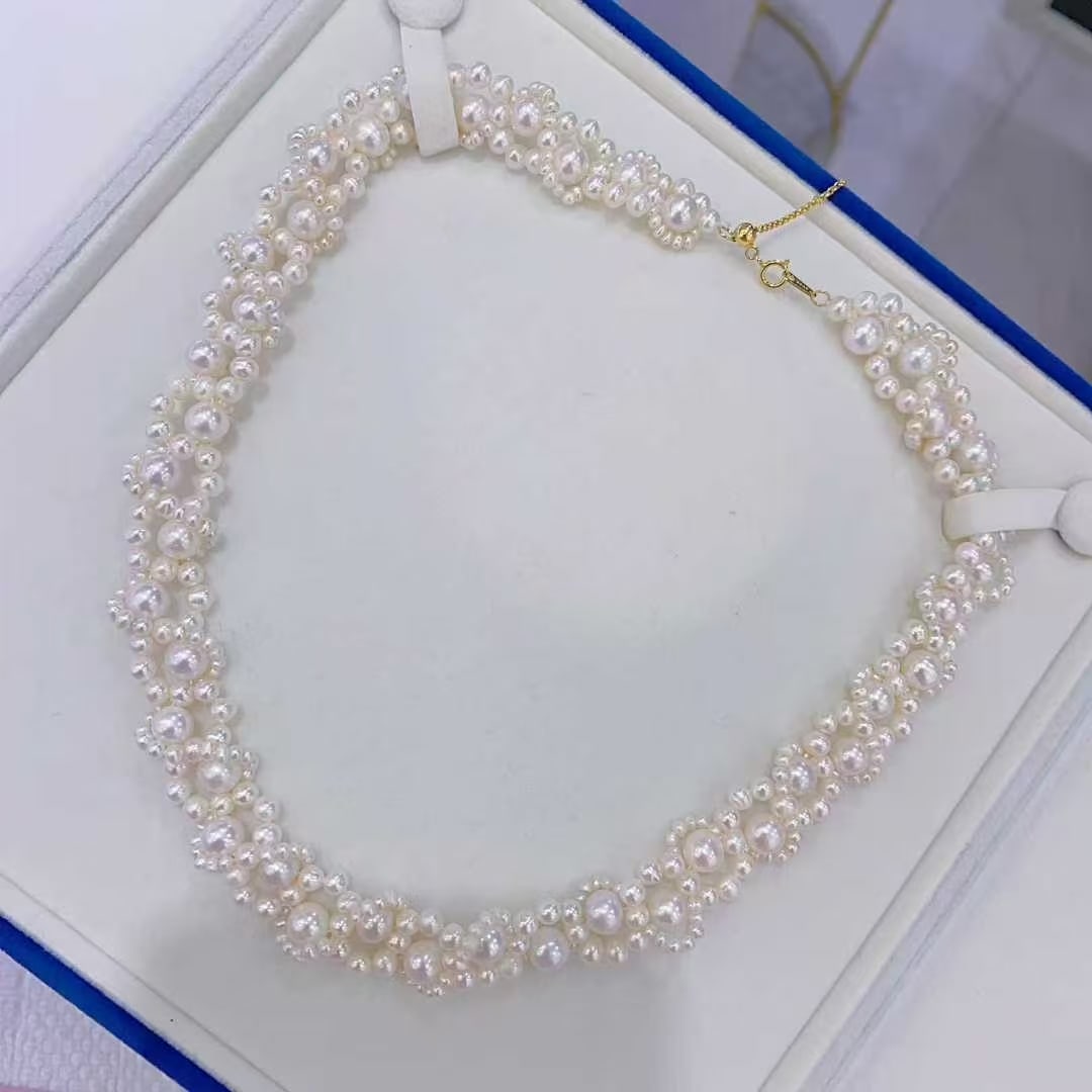 Natural freshwater pearl necklace: Title: Natural freshwater pearl necklace Description: This natural freshwater pearl necklace, with its nearly round pearls and strong luster, perfectly showcases the wearer's elegant temperament.