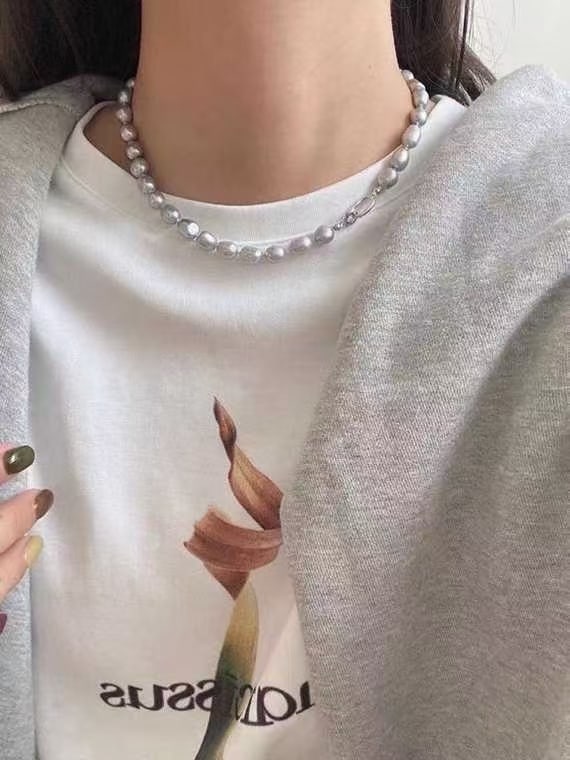 Gray freshwater pearl necklace: Title: Gray freshwater pearl necklace Description: This grey freshwater pearl necklace showcases an elegant and charming glow, perfectly complementing the wearer's noble temperament. The strong