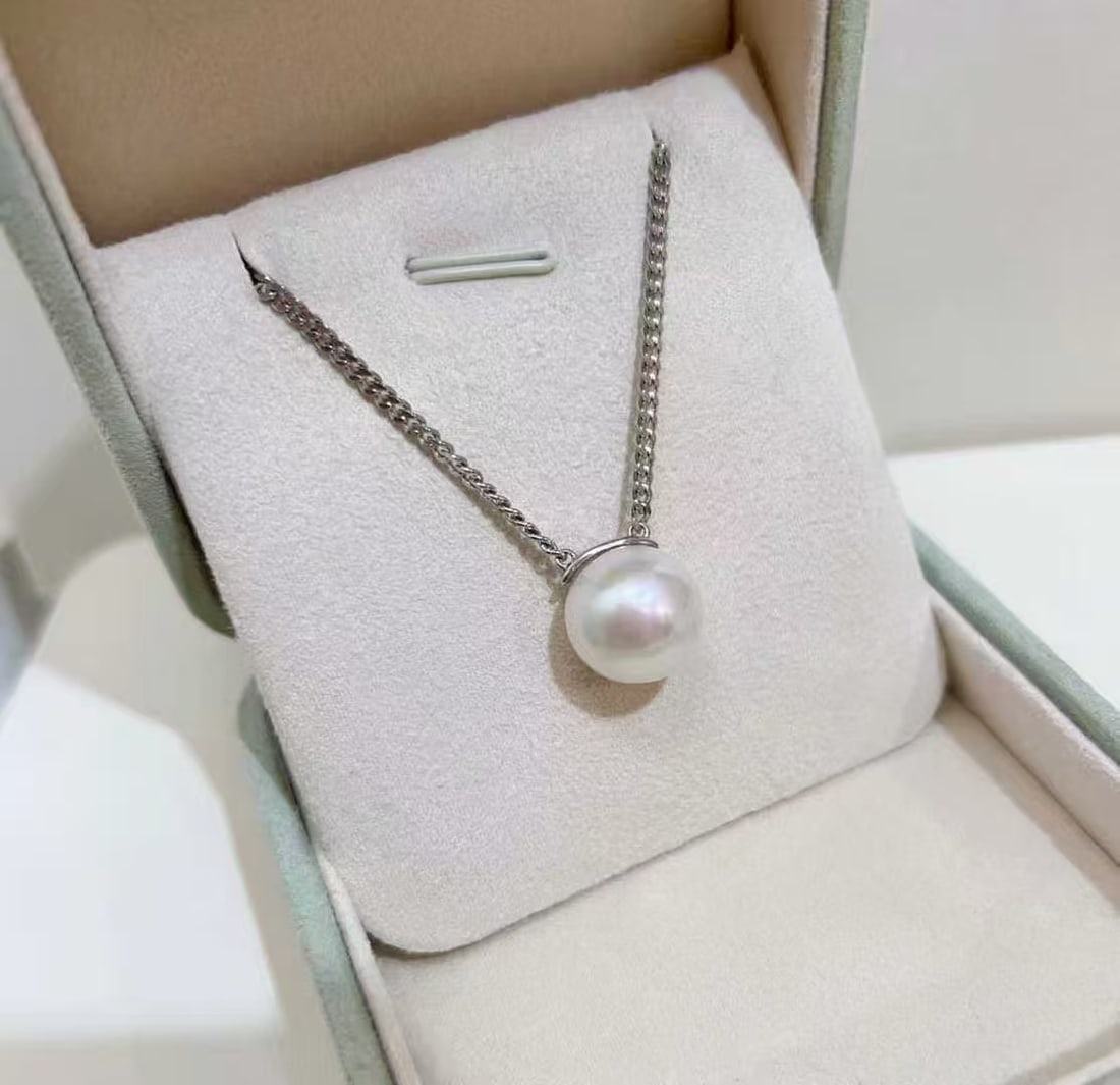 Sterling Silver Freshwater Pearl Necklace: Title: Sterling Silver Freshwater Pearl Necklace Description: This necklace perfectly combines the classic design of the Cuban link with the elegant relaxed feel of pearls, presenting a durable and