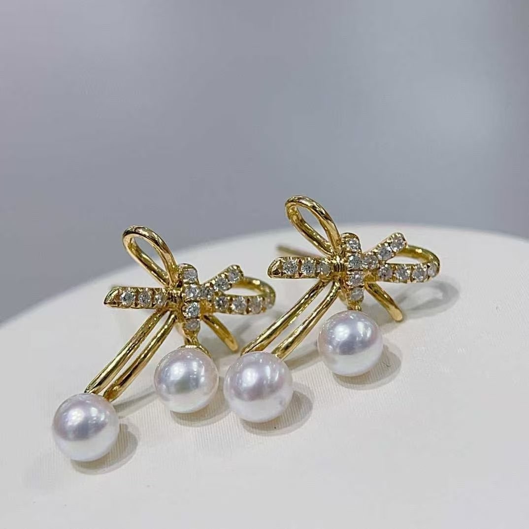 18K Gold Akoya Pearl Bow Stud Earrings: Title: 18K Gold Akoya Pearl Bow Stud Earrings Description: This earring is inspired by the exquisite multi-bead series design, featuring 4mm natural Akoya pearls from the sea, showcasing a