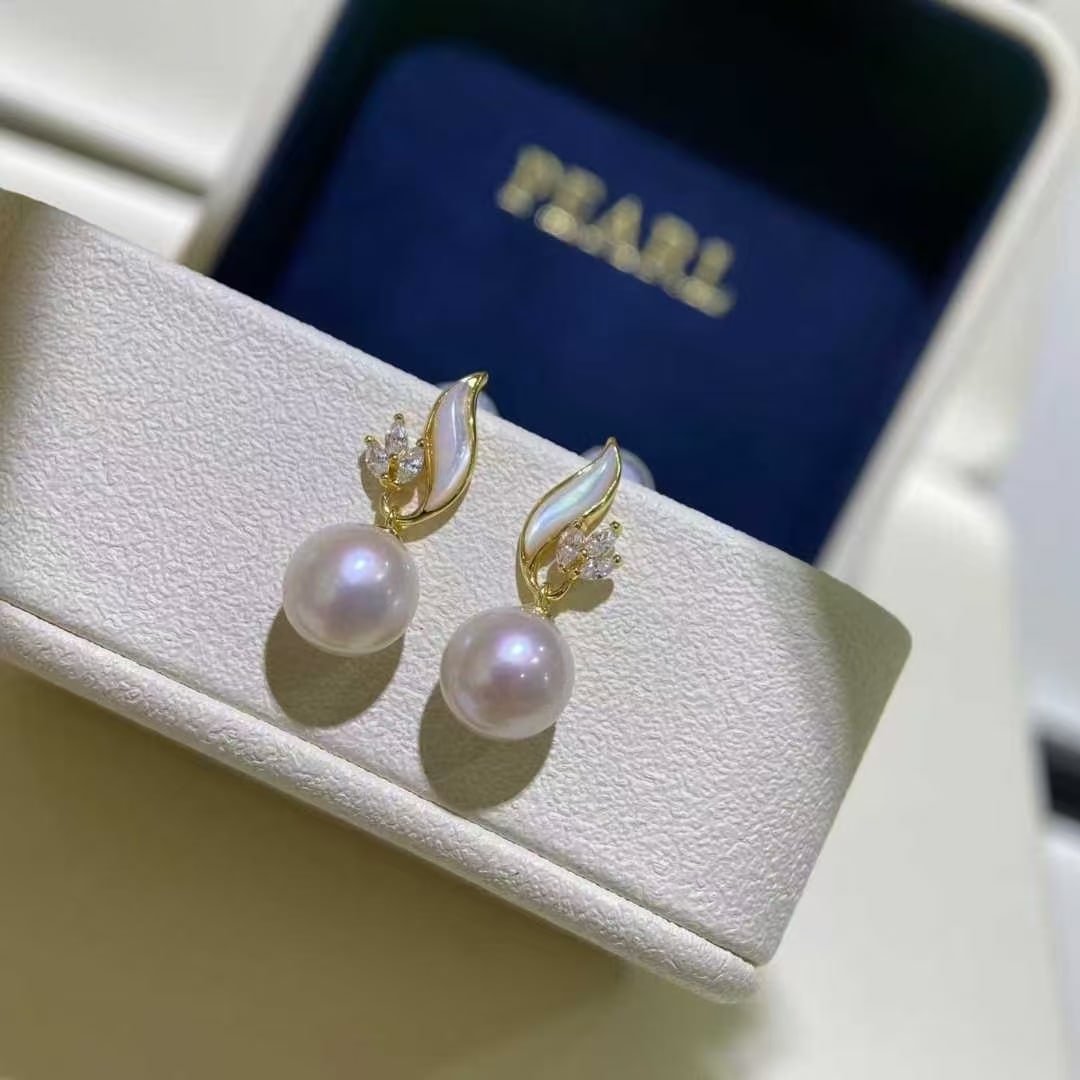 Pearl earrings: Title: Pearl earrings Description: This pair of pearl earrings adds a touch of freshness and elegance to your daily outfit with its exquisite design. The earrings feature white, bright, translucent