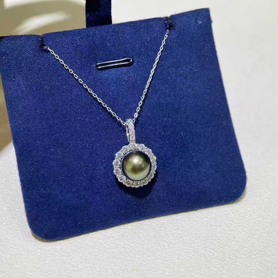 Silver Tahitian Sunflower Pearl Pendant: Title: Silver Tahitian Sunflower Pearl Pendant Description: This pure silver Tahitian pearl pendant is like a visual feast, showcasing a noble quality with its 9-10mm aurora mirror-like luster. The