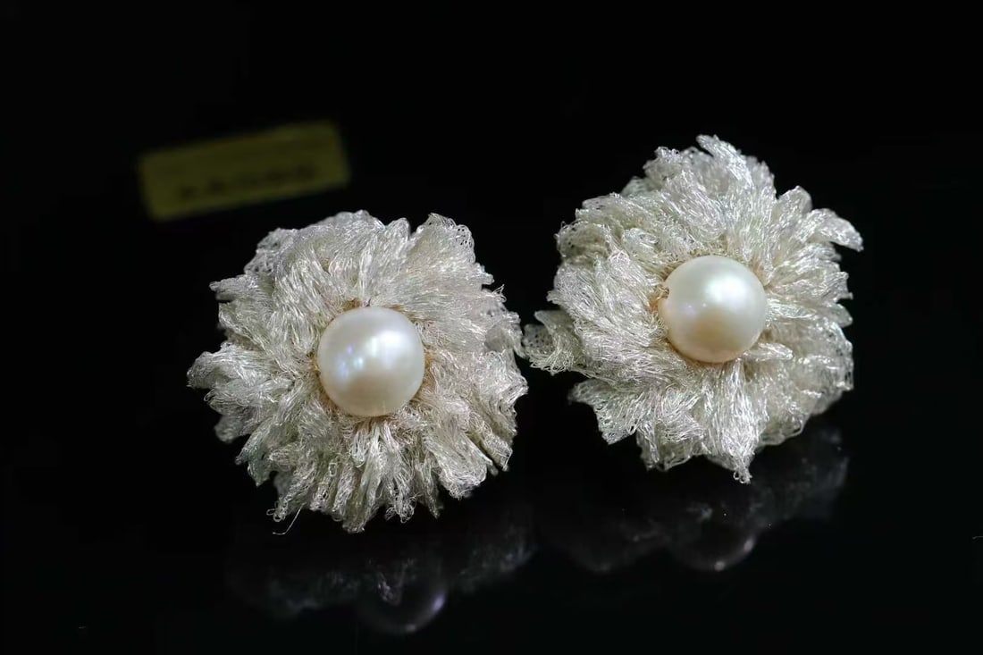 Freshwater pearl earrings: Title: Freshwater pearl earrings Description: This lace freshwater pearl earring is crafted with exquisite design and pure handcrafting, perfectly showcasing the wearer's elegant temperament. The