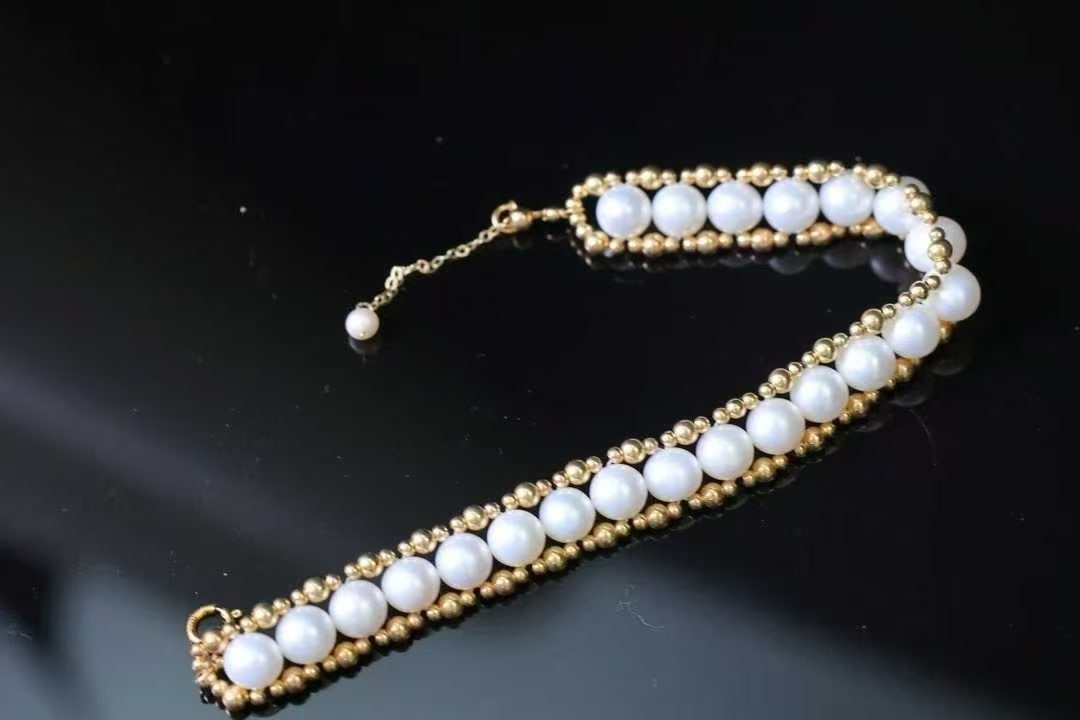 Freshwater pearl bracelet: Title: Freshwater pearl bracelet Description: This natural freshwater pearl bracelet perfectly showcases the charming allure of pearls with its high quality and strong luster. Each pearl is carefully