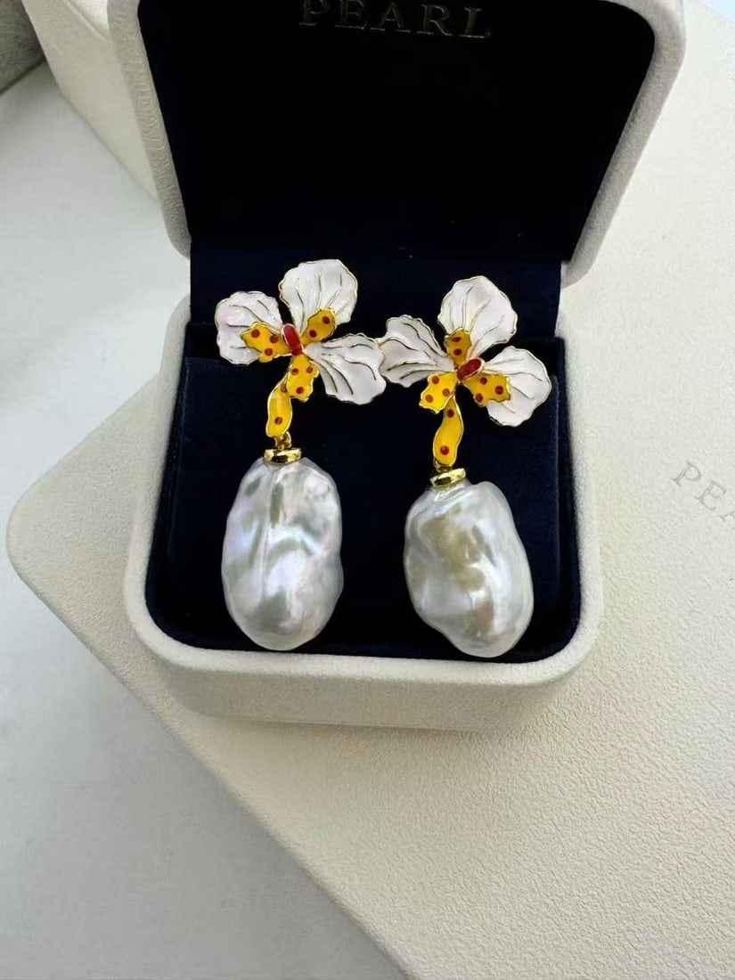 Baroque pearl earrings: Title: Baroque pearl earrings Description: These earrings feature natural Baroque pearls as the main element, combined with enamel craftsmanship, showcasing a unique artistic vibe. Their design is one