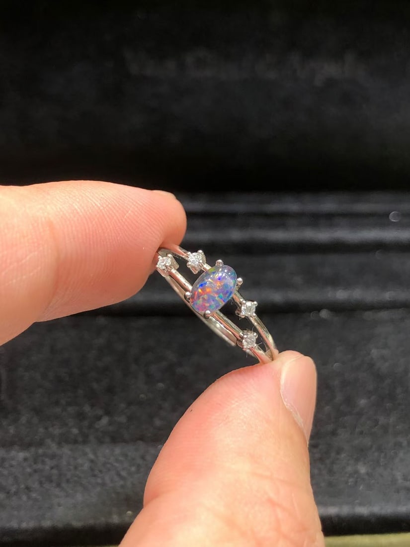 S925 pure silver opal ring: Title: S925 pure silver opal ring Description: This ring features a natural opal as the main stone, showcasing a charming allure like a dazzling starry sky, seemingly ever-changing like the aurora, ca
