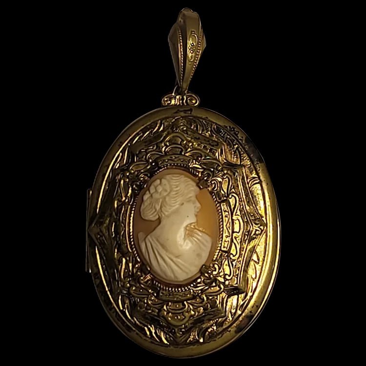 Large Ornnate Vintage Cameo Locket/Pendant (1 of 7)