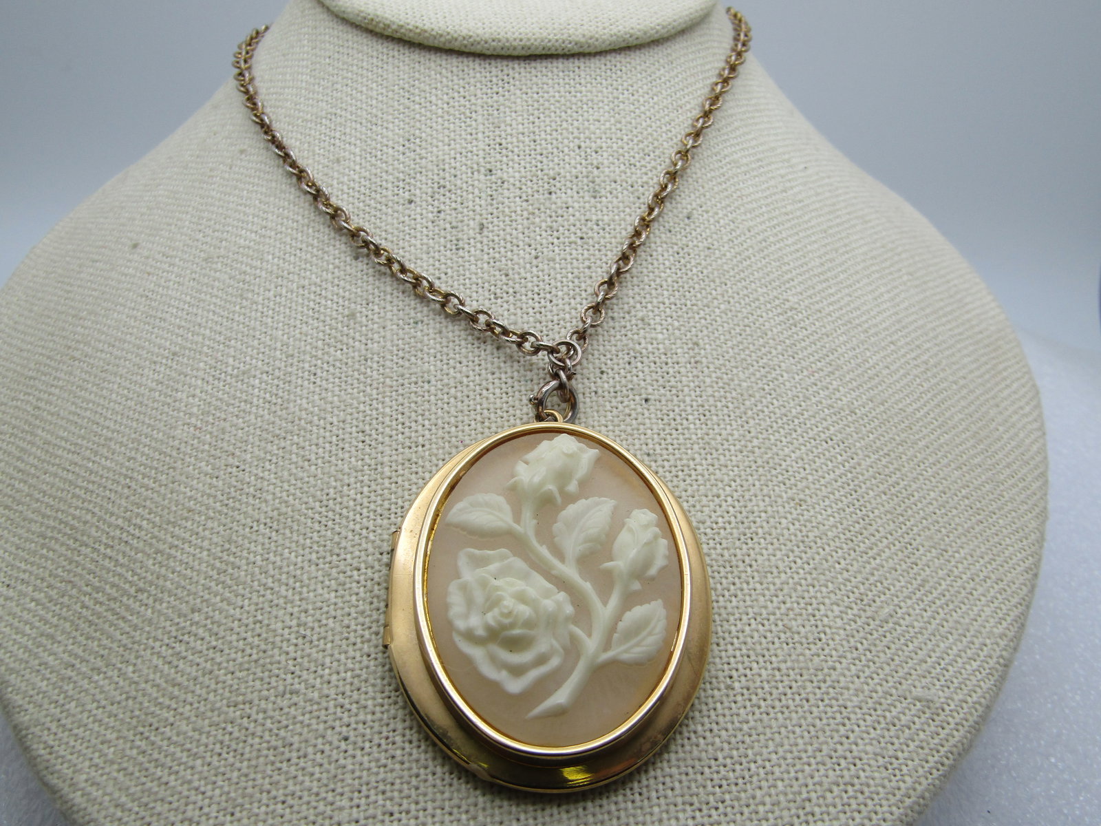 Vintage Floral Cameo Locket Necklace, John Wayne Photos, 22", 1960's-1970's. The cameo is a raised (1 of 6)