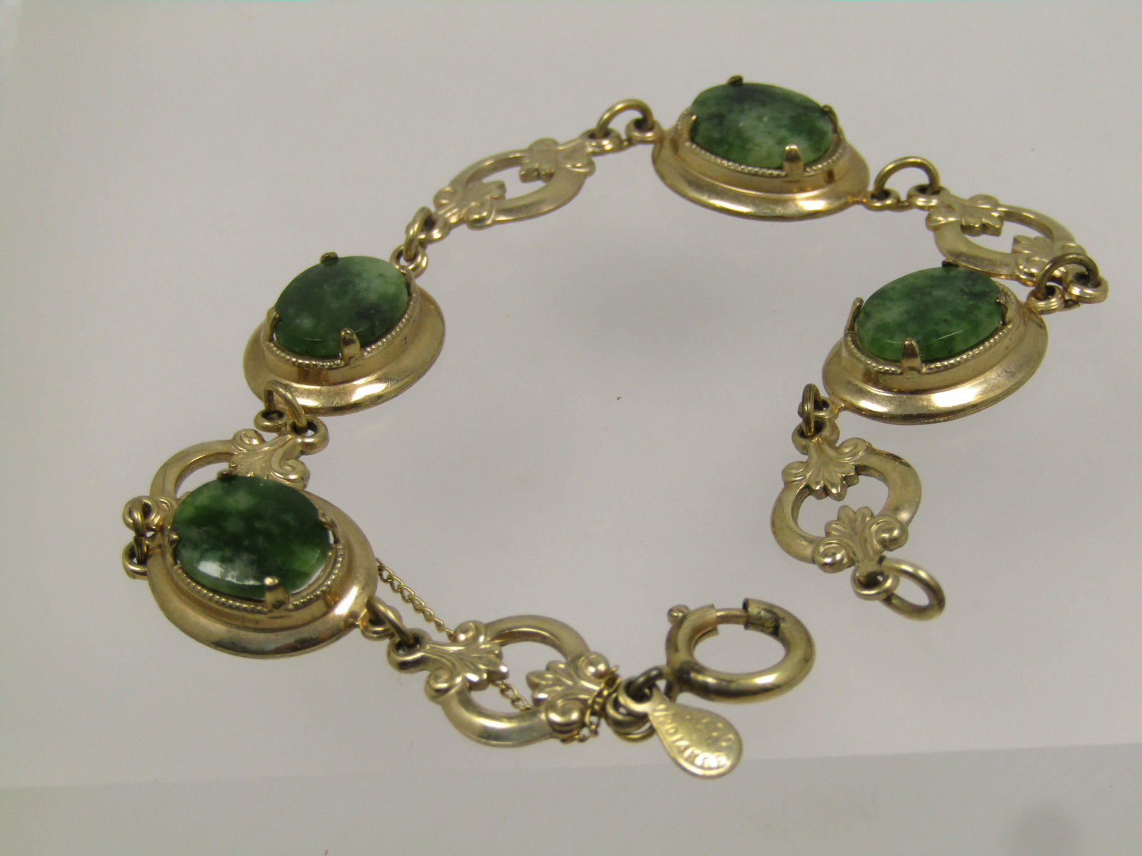 Vintage 12kt G.F. Green Quartz Bracelet ,7.25", Signed AMCO, 1940's-1960's: Vintage 12kt G.F. Green Quartz Bracelet ,7.25", Signed AMCO, 1940's-1960's. Decorative links between each agate link that has a fleur-de-lis on both sides of the link. The agate is in a prong-setting