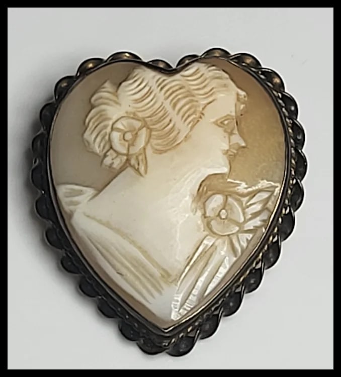 Vintage Heart-Shaped Cameo Brooch/Pin - 2
