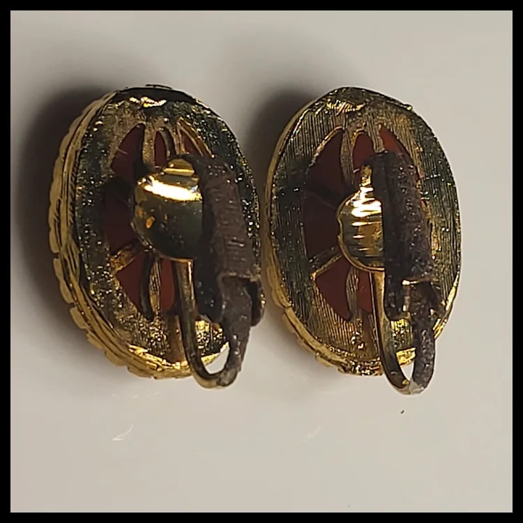 Vintage Resin Cameo Clip-On Earrings - 3