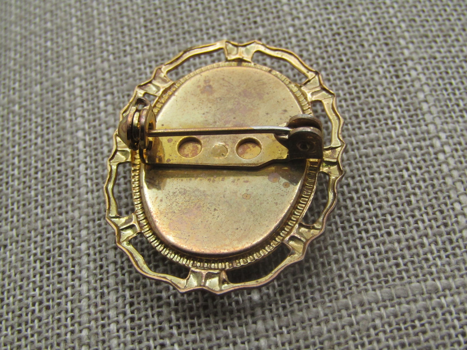 Vintage Faux Wedgewood Cameo Brooch, 1950's-1960's. Gold tone with open space around the frame and - 5