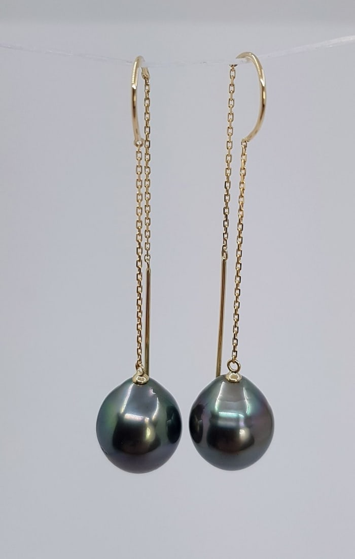 10x11mm Peacock Tahitian Pearls - 18kt gold - Yellow gold - Earrings: Title: 10x11mm Peacock Tahitian Pearls - 18kt gold - Yellow gold - Earrings Description: Emerging from the tropical lagoons of French Polynesia, the pearls have a natural beautiful peacock colour