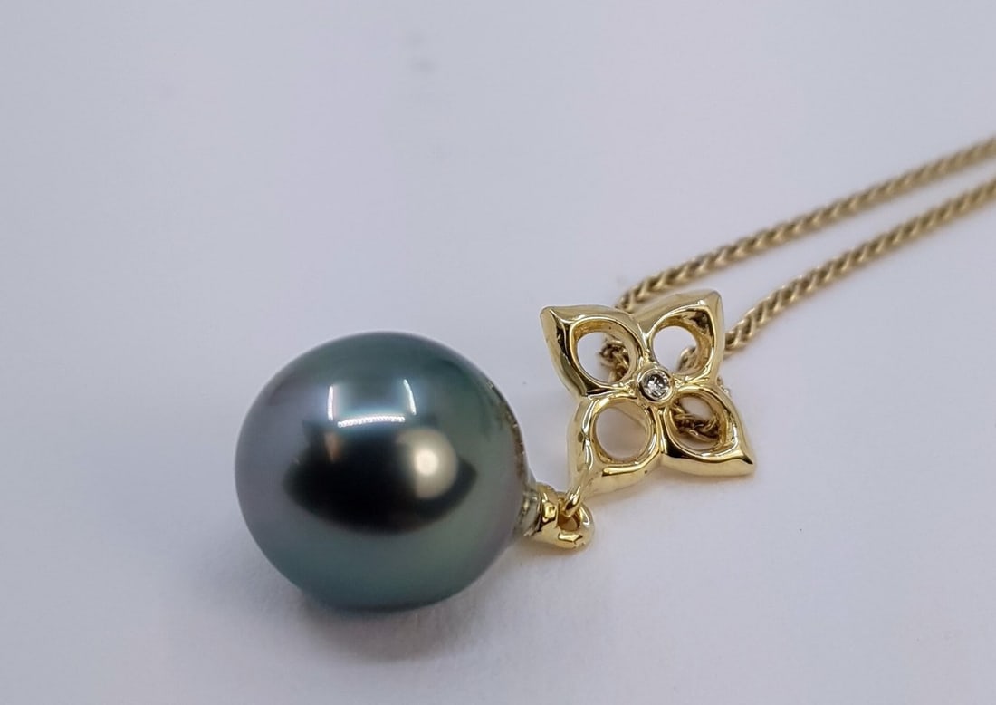 Pendant - 14 kt. Yellow gold - 0.01ct. tw. - 10x11mm Tahitian Pearl - 3