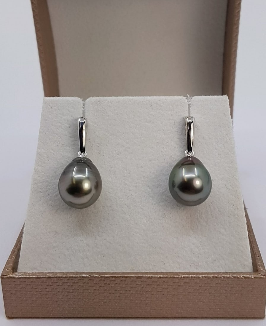 10x11mm Peacock Tahitian Pearl Drops - Earrings - 14 kt. White gold: Title: 10x11mm Peacock Tahitian Pearl Drops - Earrings - 14 kt. White gold Description: Produced by the Pinctada Margaritifera oyster in the tropical lagoons of French Polynesia, these pearls been han