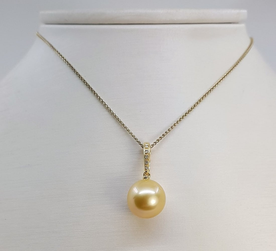 Necklace with pendant - 14 kt. Yellow gold - 0.04ct. tw. - 11x12mm South Sea Pearl: Title: Necklace with pendant - 14 kt. Yellow gold - 0.04ct. tw. - 11x12mm South Sea Pearl Description: Emerging from the warm oceans of Australia, this pearl has been selected for its huge size and