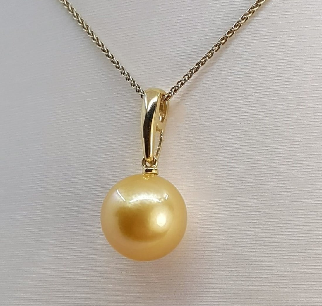Necklace with pendant - 14 kt. Yellow gold - 11x12mm South Sea Pearl: Title: Necklace with pendant - 14 kt. Yellow gold - 11x12mm South Sea Pearl Description: Emerging from the warm oceans of Australia, this pearl has been selected for its big size and magnificent
