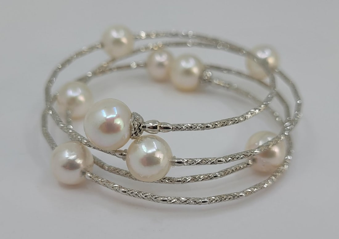 Bracelet - 18 kt. White gold - 8x9mm Akoya Pearls: Title: Bracelet - 18 kt. White gold - 8x9mm Akoya Pearls Description: This bracelet measures 55cm in total and wraps beautifully several times around the wrist. The bracelet contains 9 top quality