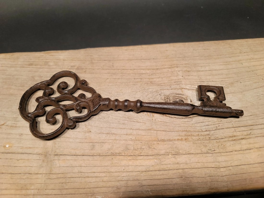 Cast Iron Large Ornate Skeleton Key - 4