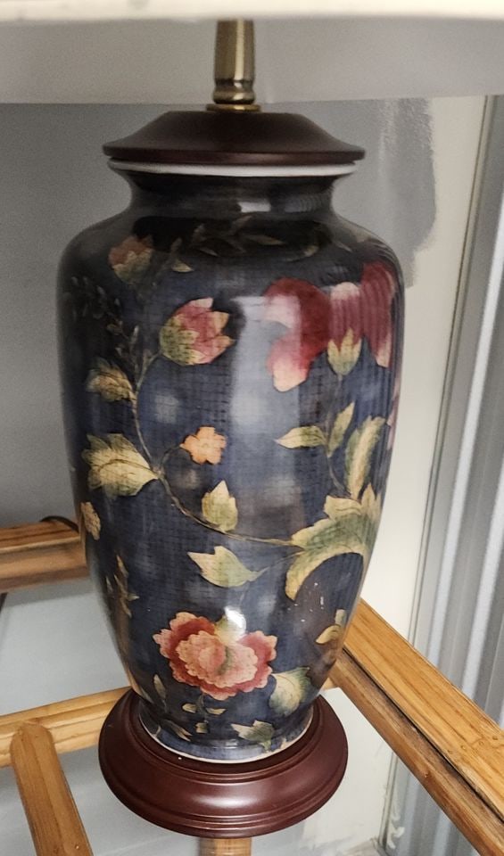 Pair of vintage Hollywood Regeny style hand-painted porcelain lamps representative of Scully & - 4