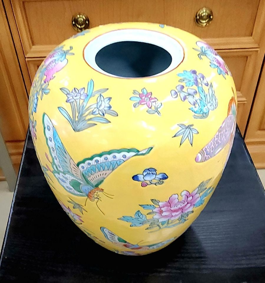 Large vintage butterfly themed hand-painted porcelain ceramic Chinese vase from Macau. - 2