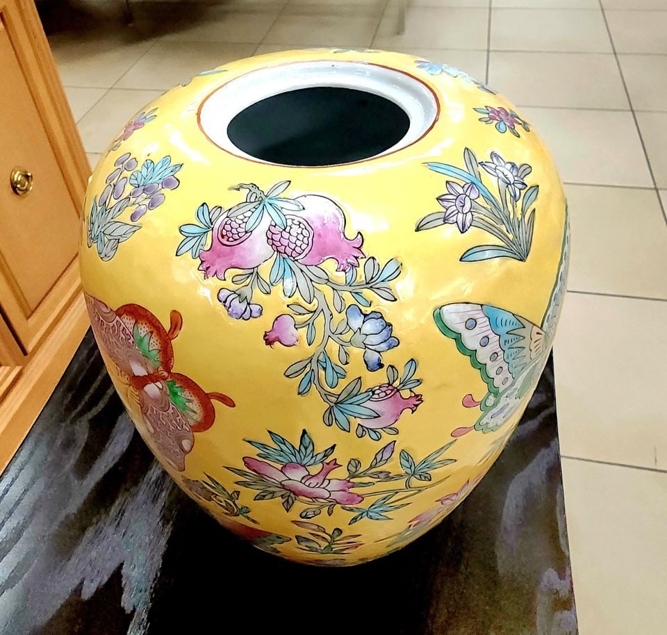 Large vintage butterfly themed hand-painted porcelain ceramic Chinese vase from Macau. - 5